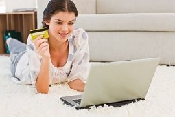 https://plaksa.by/images/upload/young-girl-holding-credit-card.jpg